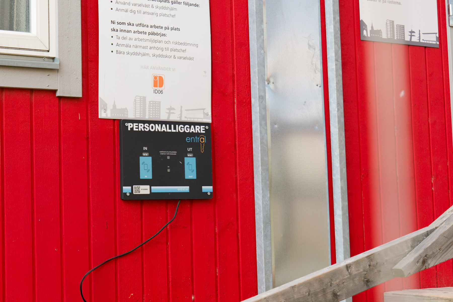 Personalliggare miljöbild Glad byggarbetare på en byggarbetsplats som skakar hand med kund
