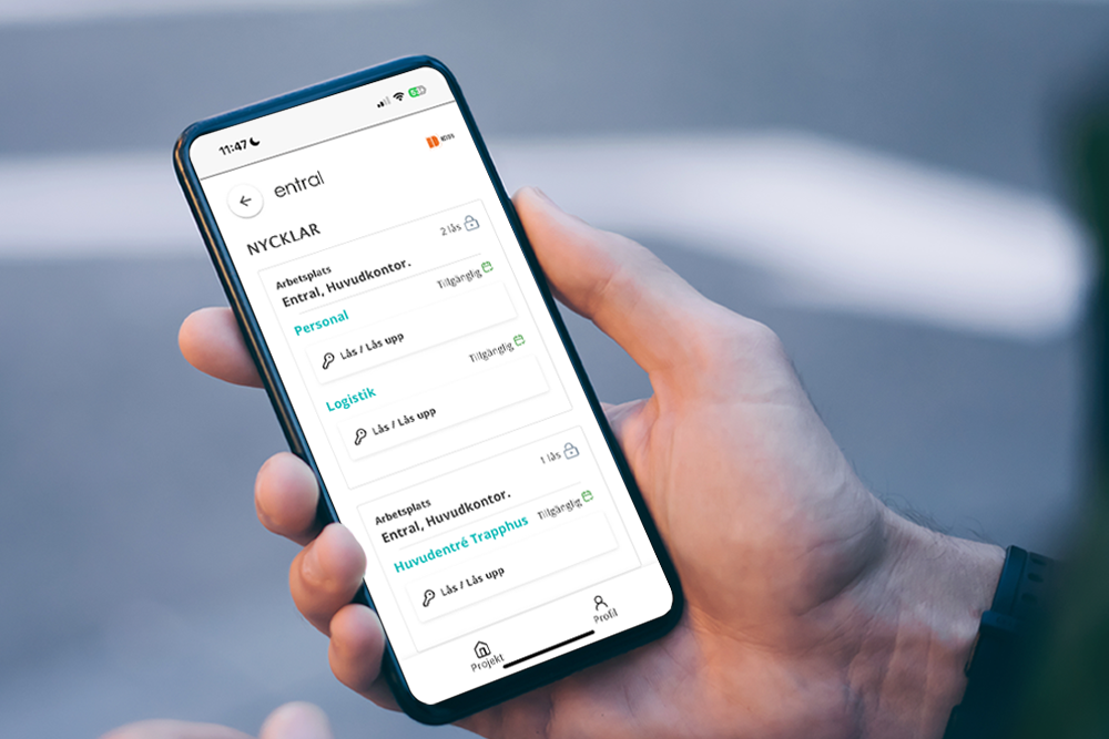 Barn sitter och studerar på en trappa utomhus