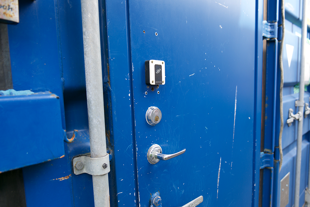 Barn sitter och studerar på en trappa utomhus