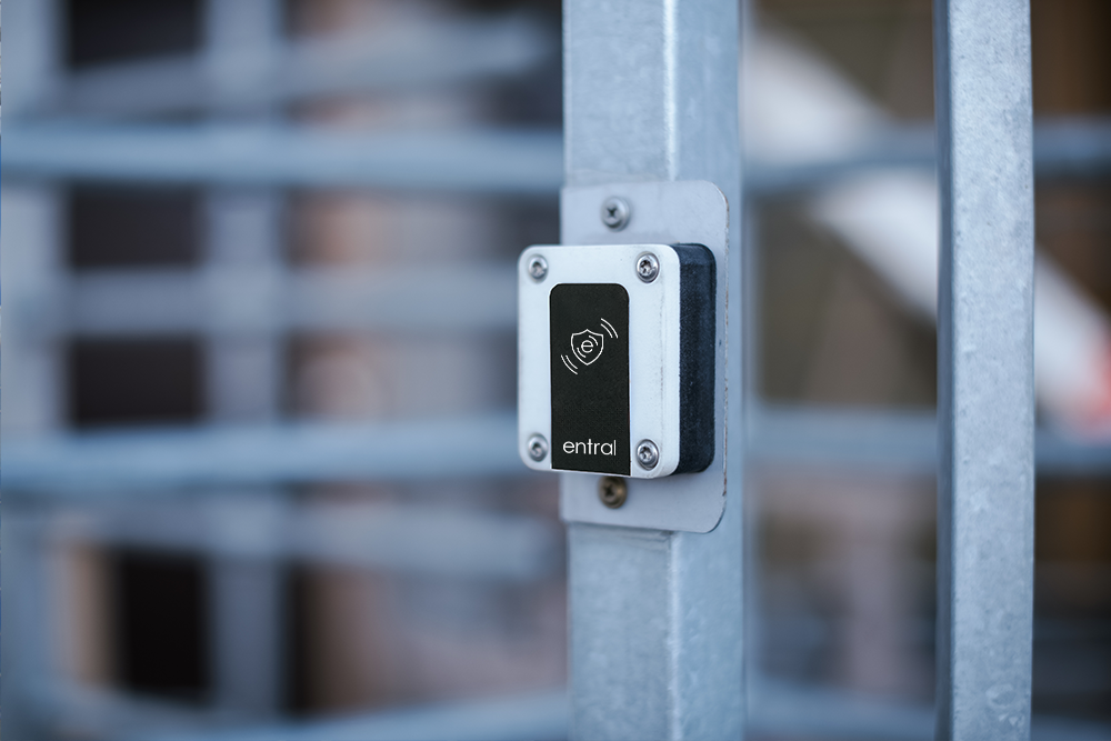 Barn sitter och studerar på en trappa utomhus