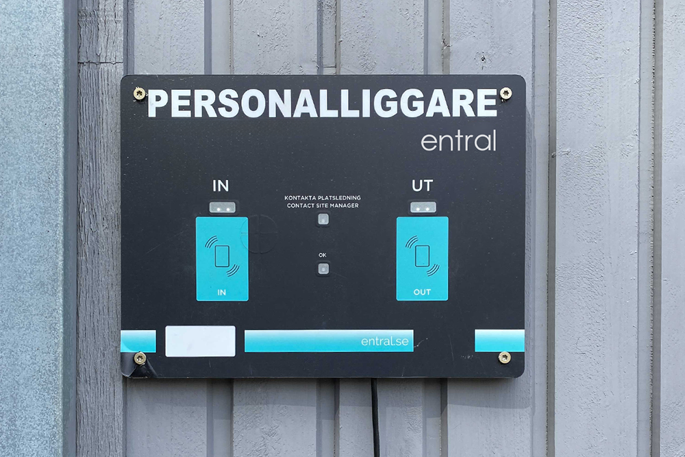Barn sitter och studerar på en trappa utomhus