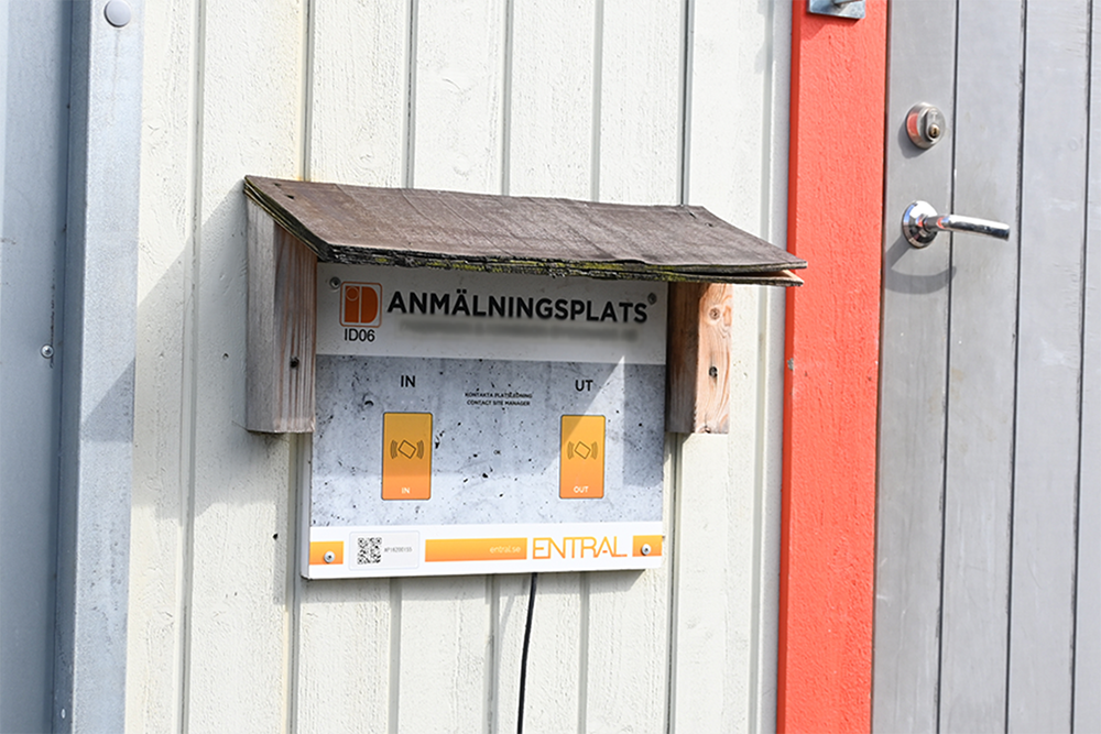Barn sitter och studerar på en trappa utomhus