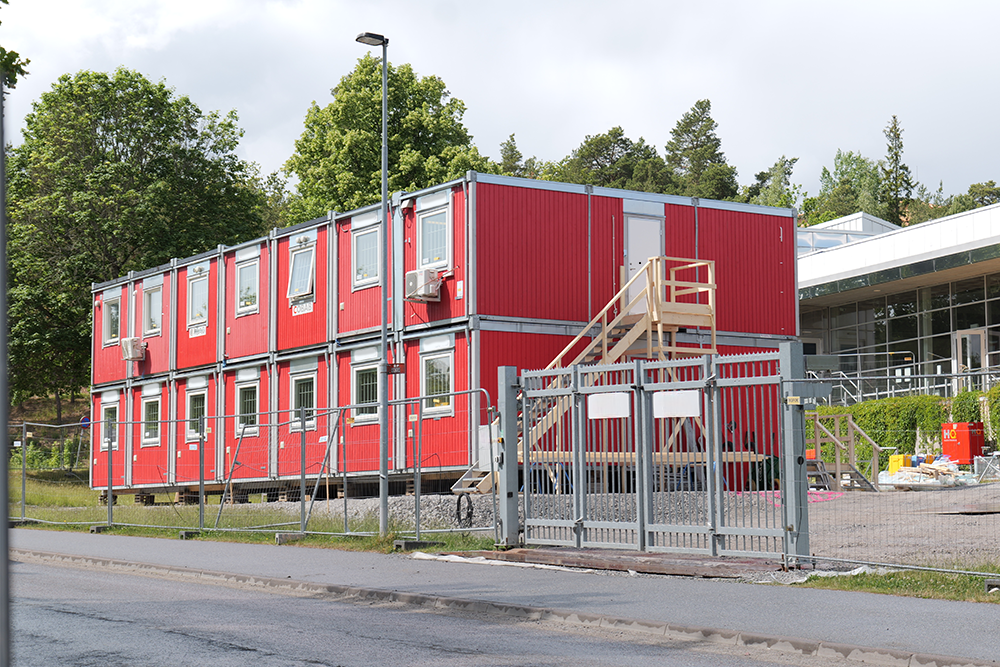 Barn sitter och studerar på en trappa utomhus