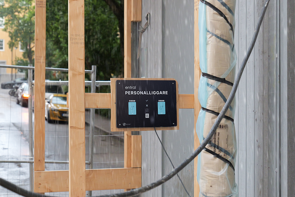 Barn sitter och studerar på en trappa utomhus