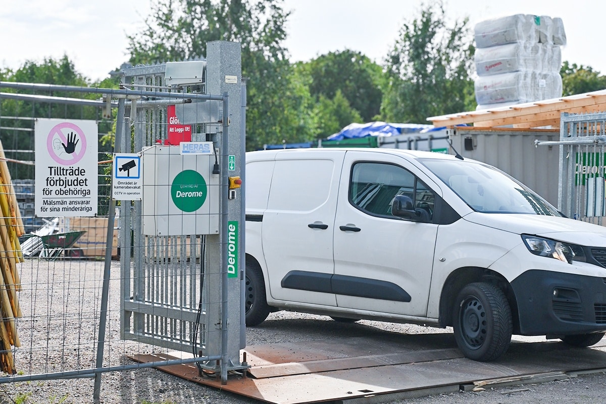 Bil passerar fordonsgrind