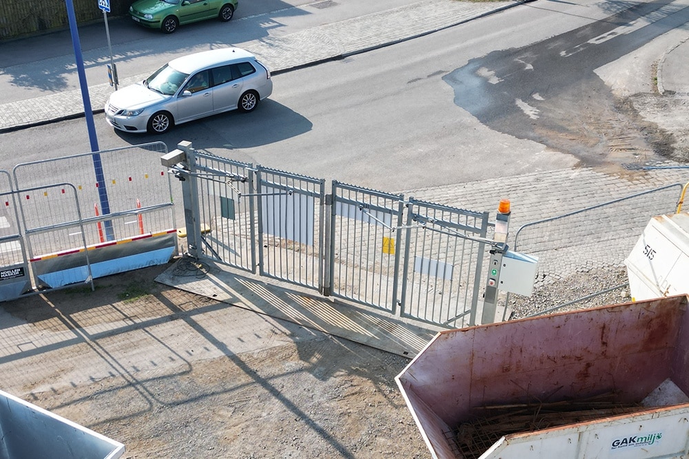 En nedfälld säkerhetsbom för bilar