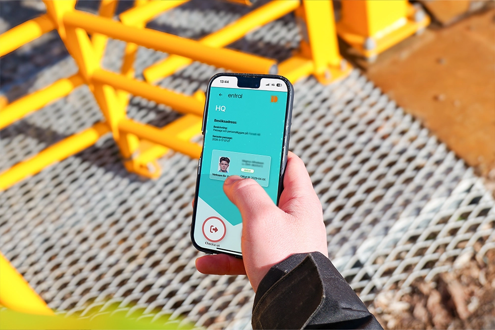Barn sitter och studerar på en trappa utomhus